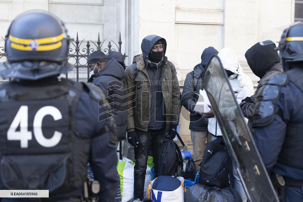 Gaite Lyrique Evacuated After Occupied by 450 Young Migrants - Paris