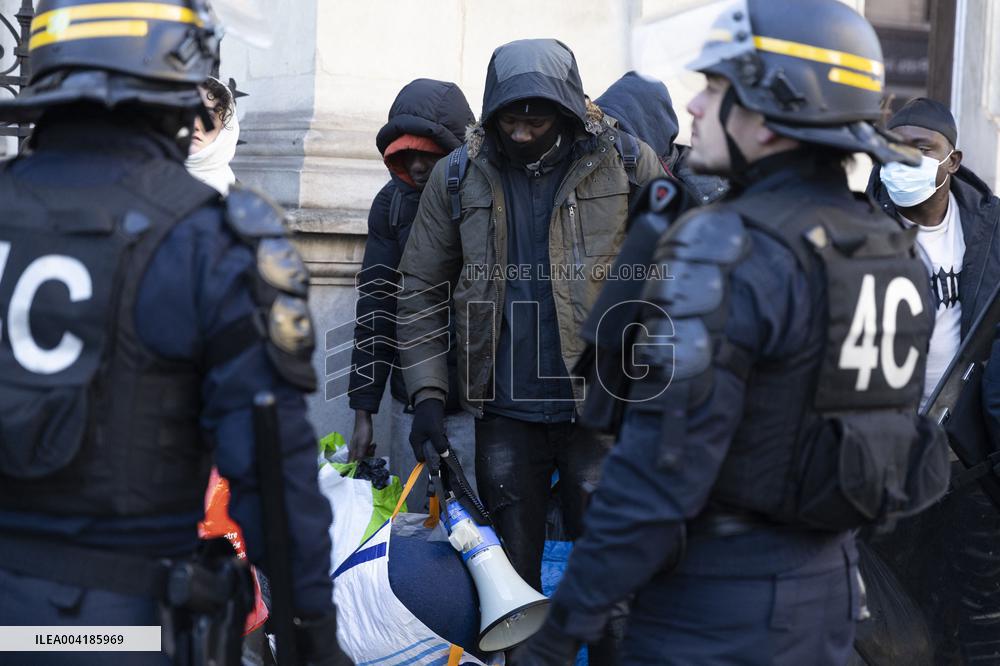 Gaite Lyrique Evacuated After Occupied by 450 Young Migrants - Paris