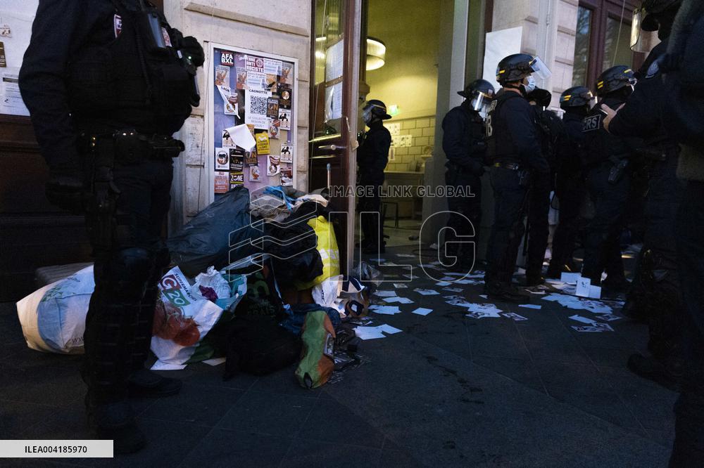 Gaite Lyrique Evacuated After Occupied by 450 Young Migrants - Paris