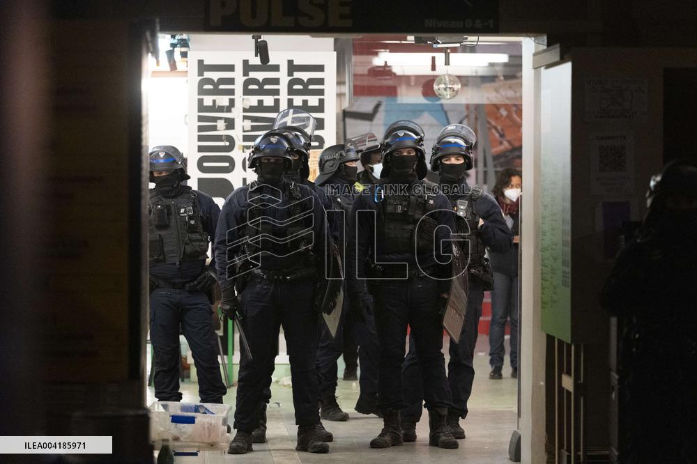 Gaite Lyrique Evacuated After Occupied by 450 Young Migrants - Paris