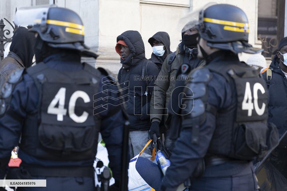Gaite Lyrique Evacuated After Occupied by 450 Young Migrants - Paris