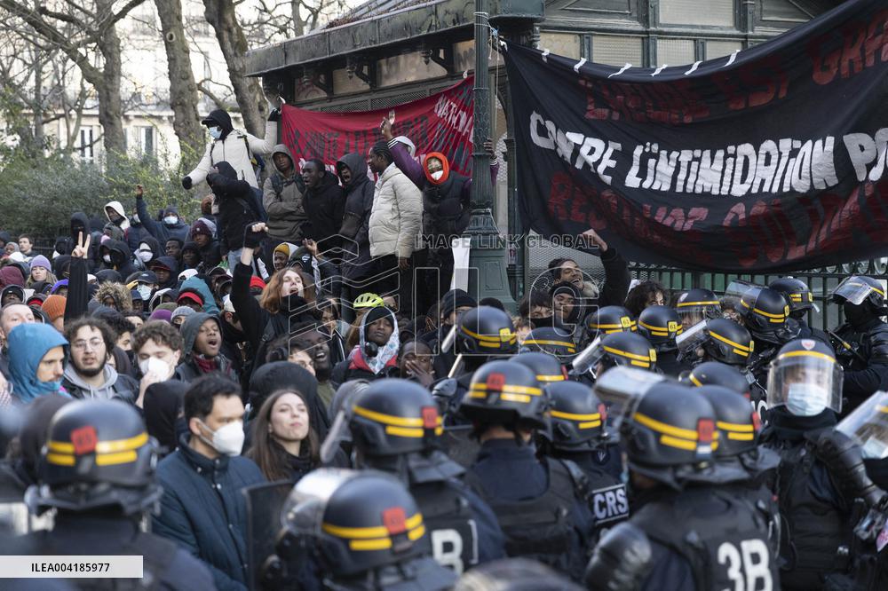 Gaite Lyrique Evacuated After Occupied by 450 Young Migrants - Paris