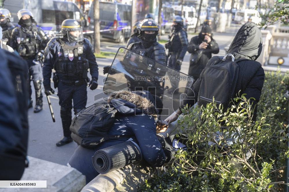 Gaite Lyrique Evacuated After Occupied by 450 Young Migrants - Paris