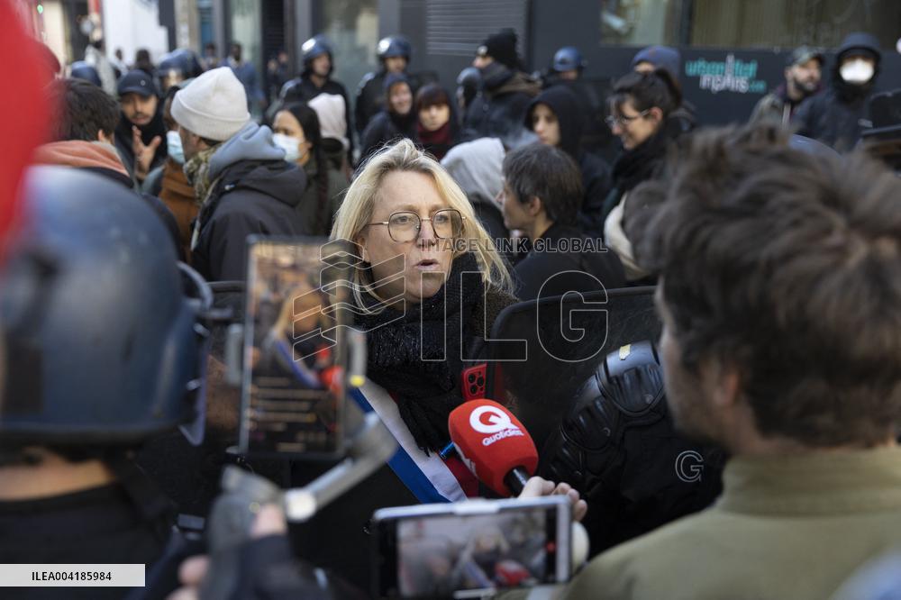 Gaite Lyrique Evacuated After Occupied by 450 Young Migrants - Paris