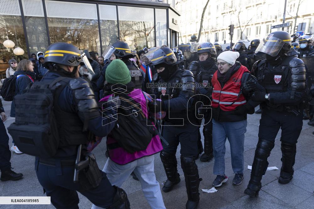 Gaite Lyrique Evacuated After Occupied by 450 Young Migrants - Paris