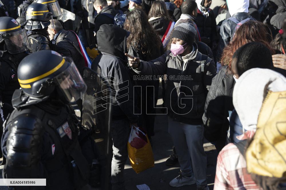 Gaite Lyrique Evacuated After Occupied by 450 Young Migrants - Paris