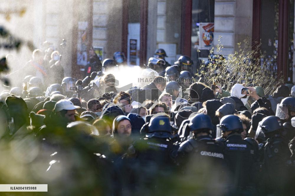 Gaite Lyrique Evacuated After Occupied by 450 Young Migrants - Paris