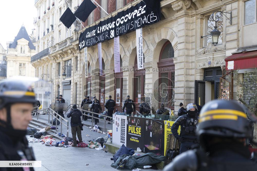 Gaite Lyrique Evacuated After Occupied by 450 Young Migrants - Paris