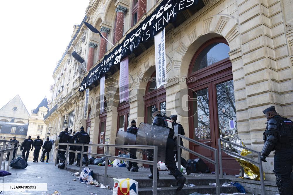 Gaite Lyrique Evacuated After Occupied by 450 Young Migrants - Paris