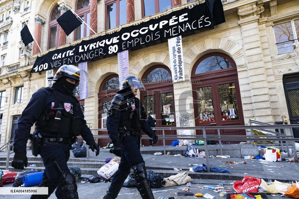 Gaite Lyrique Evacuated After Occupied by 450 Young Migrants - Paris