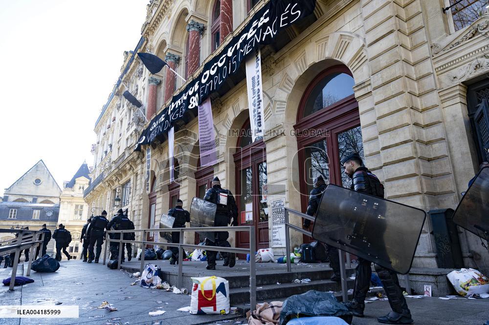 Gaite Lyrique Evacuated After Occupied by 450 Young Migrants - Paris