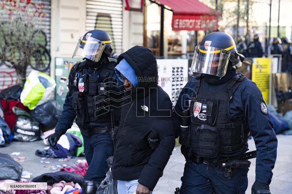 Gaite Lyrique Evacuated After Occupied by 450 Young Migrants - Paris
