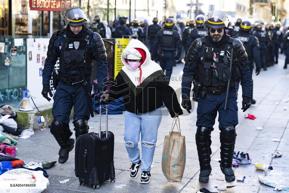 Gaite Lyrique Evacuated After Occupied by 450 Young Migrants - Paris