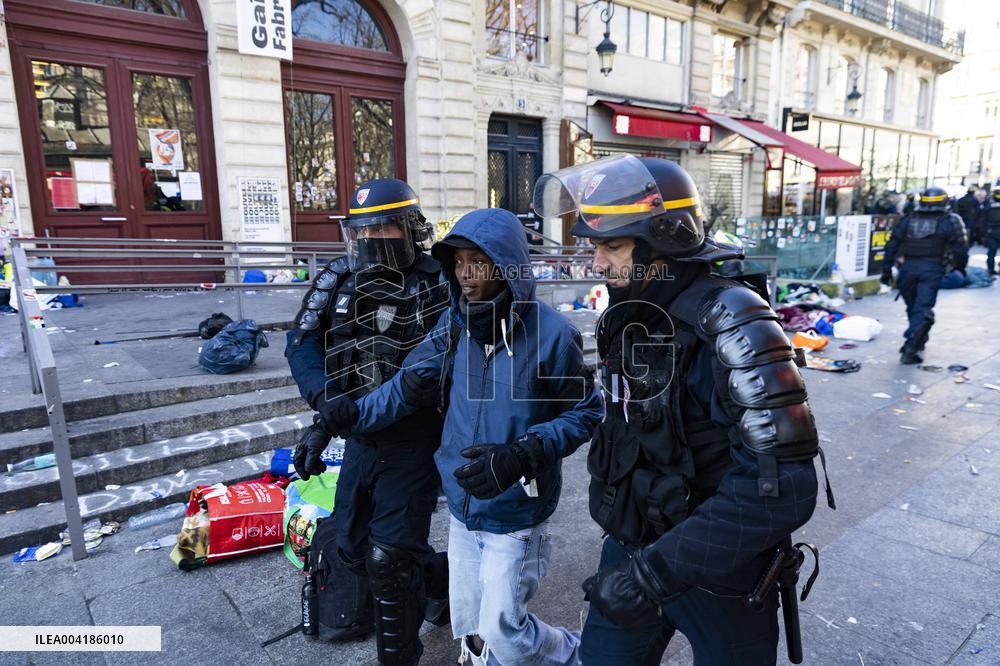 Gaite Lyrique Evacuated After Occupied by 450 Young Migrants - Paris