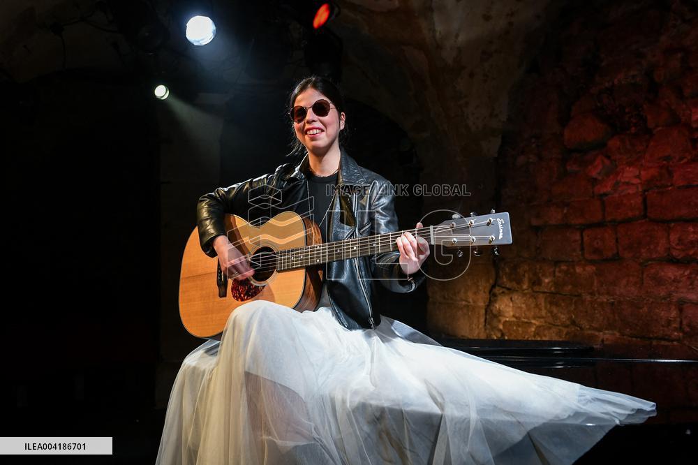 Photo session for Sarina in Paris - FA