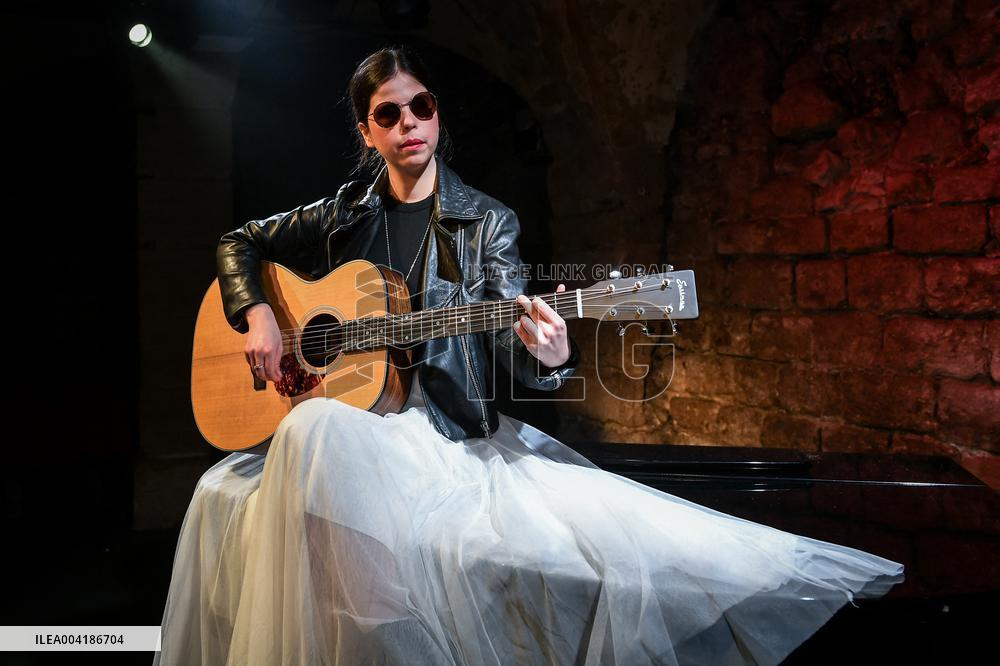 Photo session for Sarina in Paris - FA