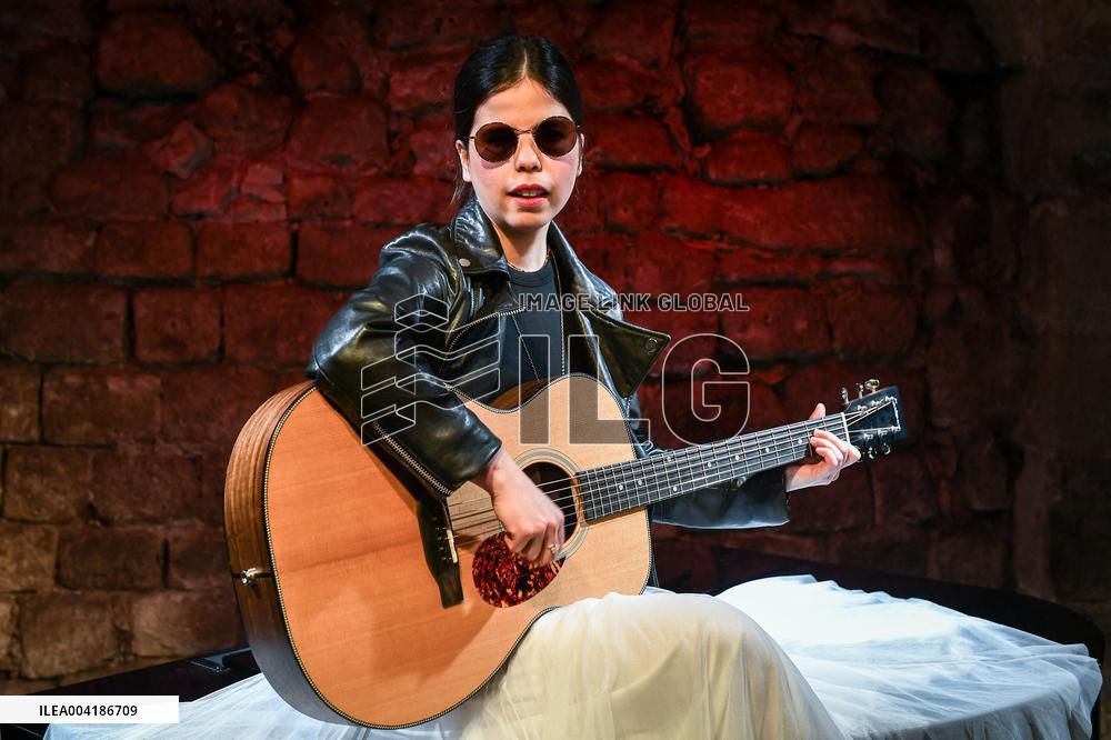 Photo session for Sarina in Paris - FA