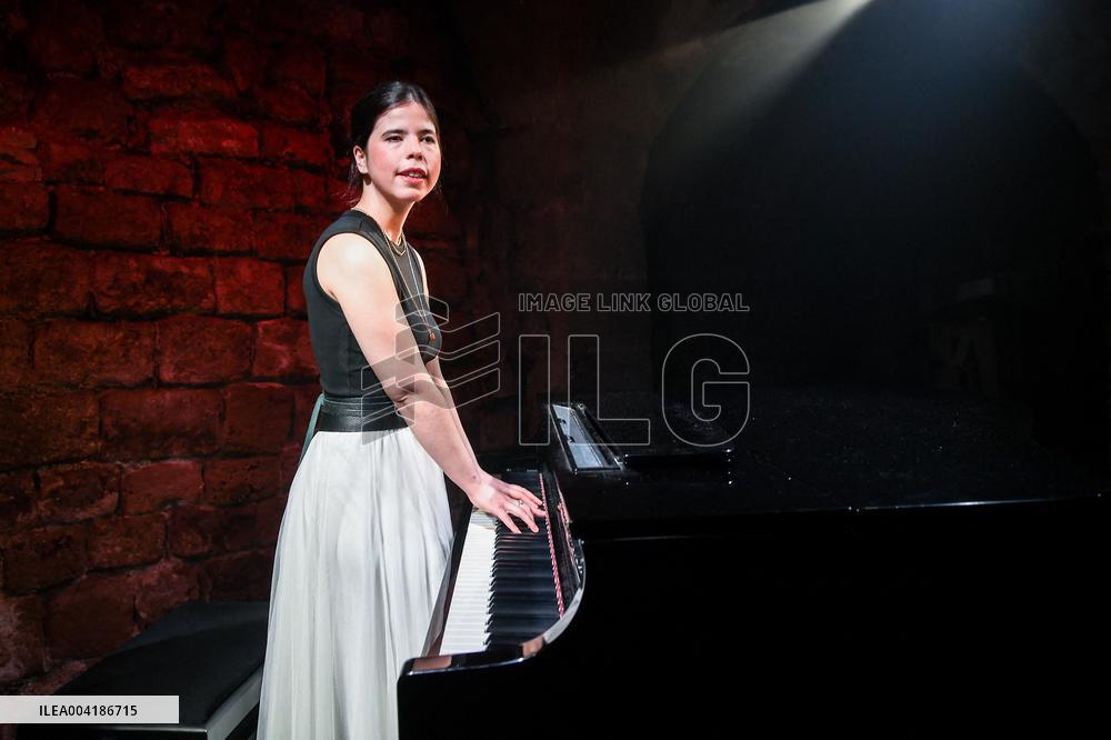 Photo session for Sarina in Paris - FA