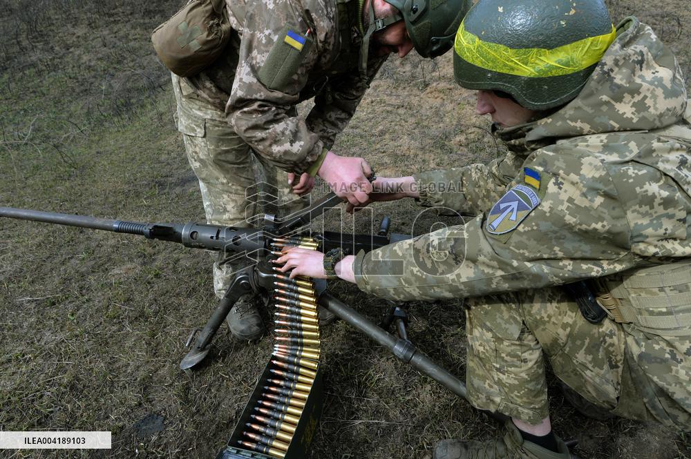 Training of machine gunners of 57th Separate Motorized Brigade in Kharkiv