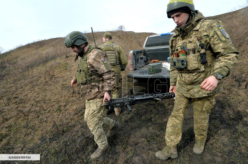 Training of machine gunners of 57th Separate Motorized Brigade in Kharkiv