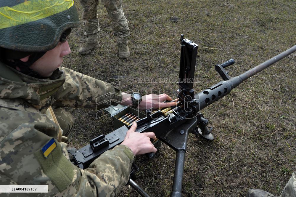 Training of machine gunners of 57th Separate Motorized Brigade in Kharkiv