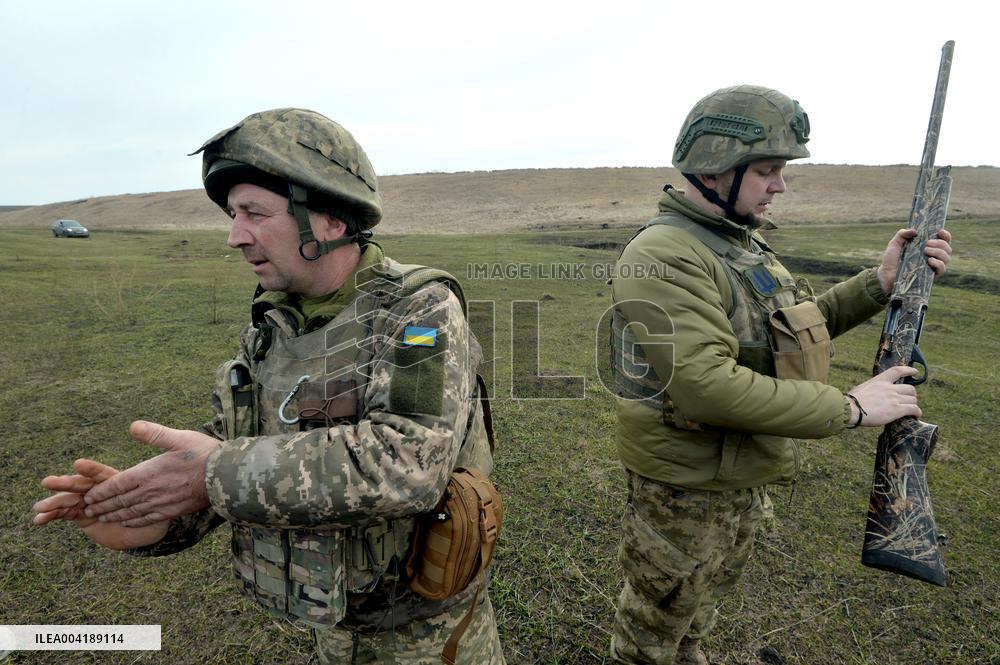 Training of machine gunners of 57th Separate Motorized Brigade in Kharkiv