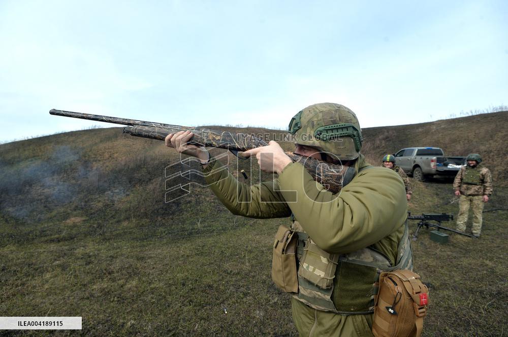 Training of machine gunners of 57th Separate Motorized Brigade in Kharkiv