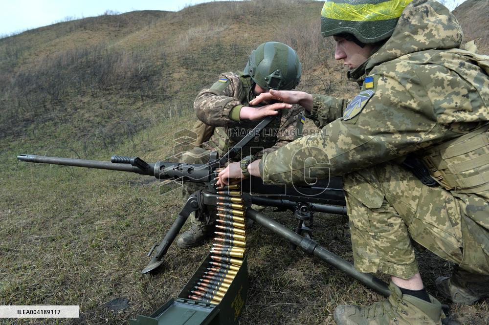 Training of machine gunners of 57th Separate Motorized Brigade in Kharkiv