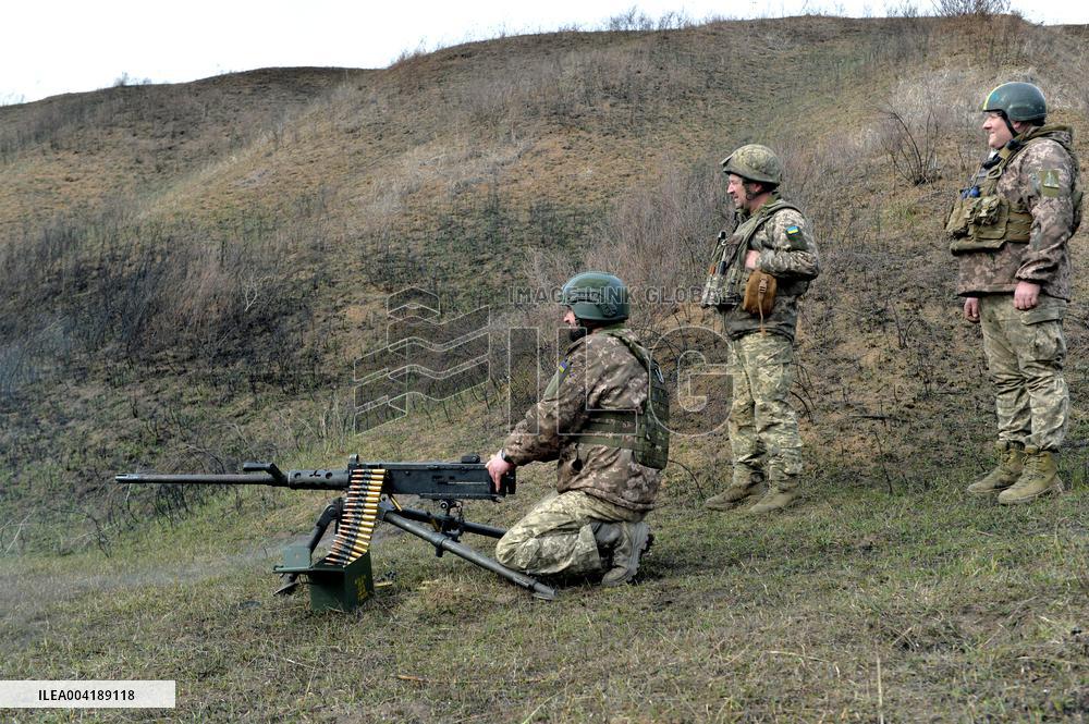 Training of machine gunners of 57th Separate Motorized Brigade in Kharkiv