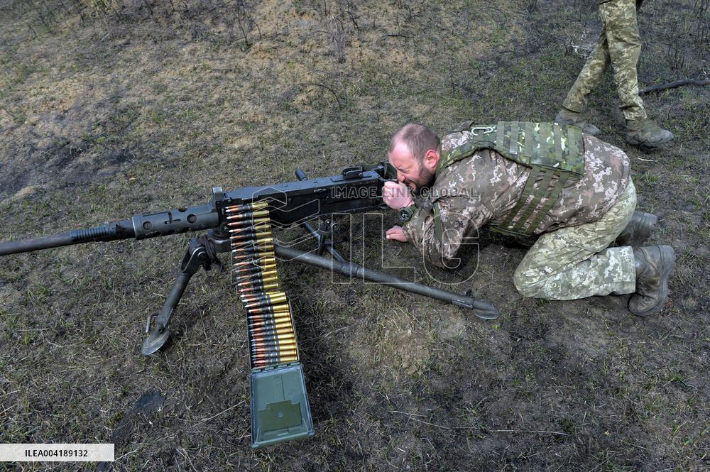 Training of machine gunners of 57th Separate Motorized Brigade in Kharkiv
