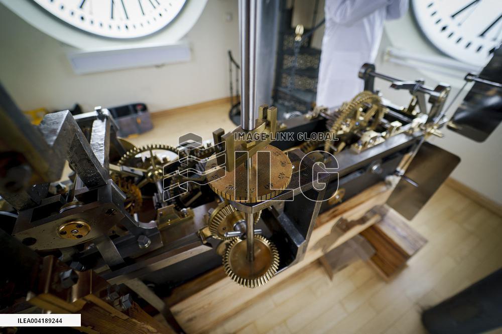 Puerta del Sol Clock Dismantled After 30 Years - Madrid