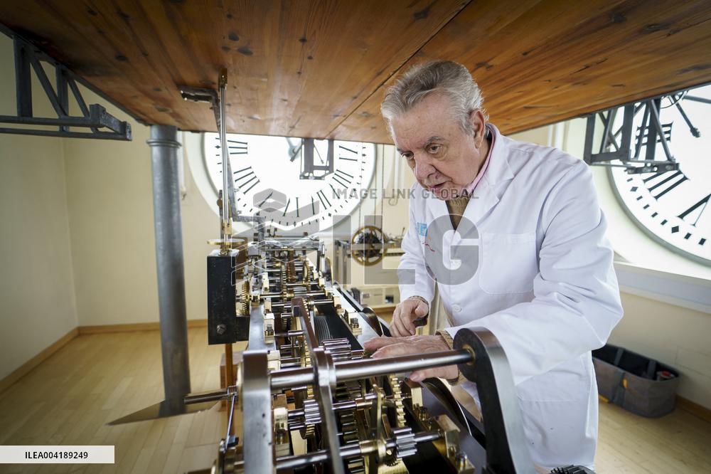 Puerta del Sol Clock Dismantled After 30 Years - Madrid