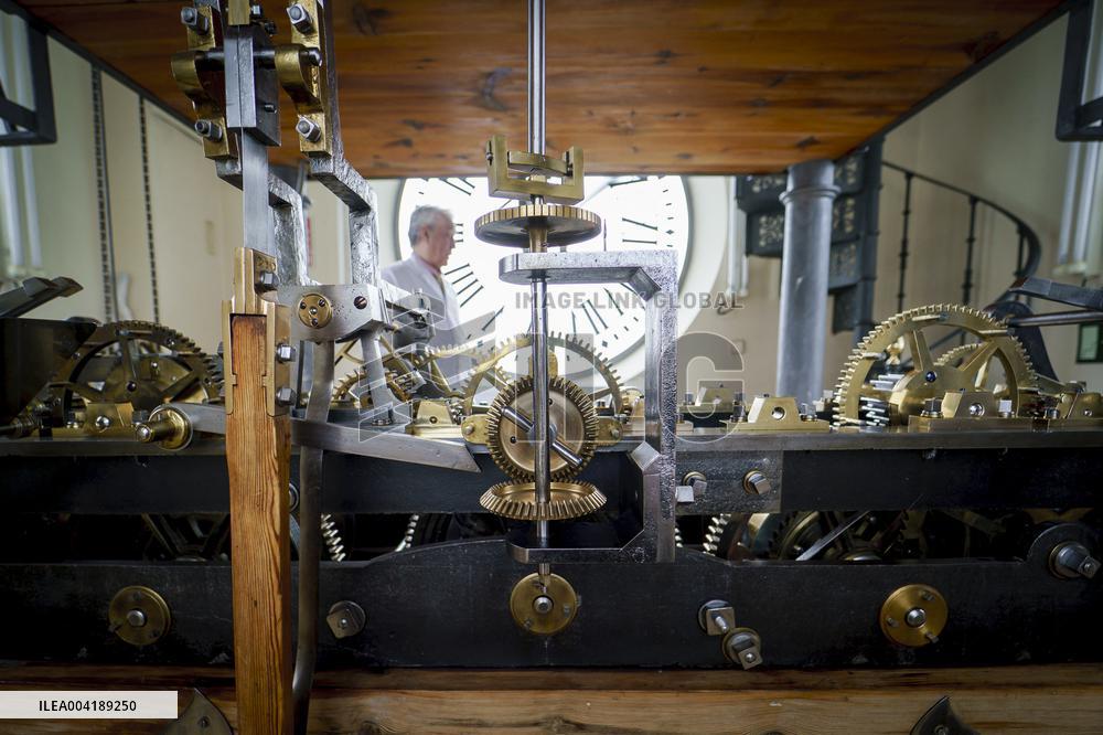Puerta del Sol Clock Dismantled After 30 Years - Madrid