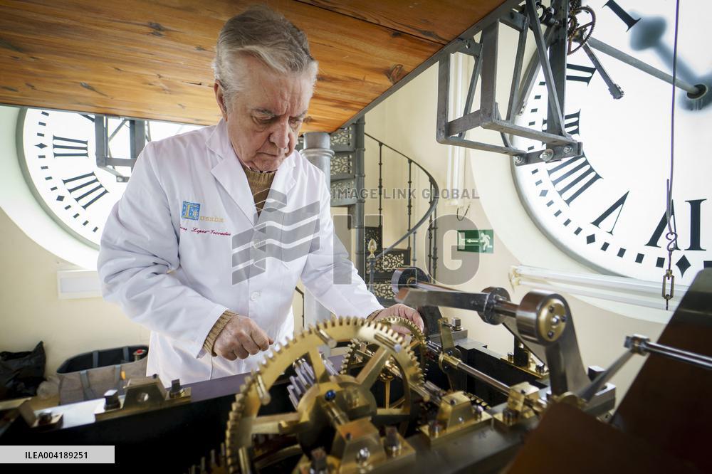 Puerta del Sol Clock Dismantled After 30 Years - Madrid