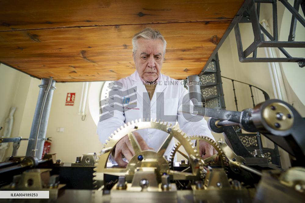 Puerta del Sol Clock Dismantled After 30 Years - Madrid