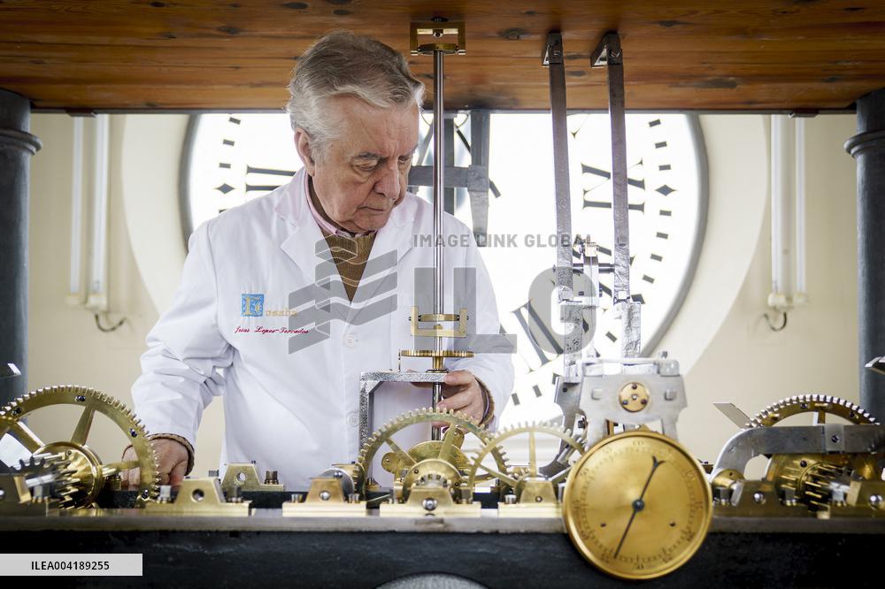 Puerta del Sol Clock Dismantled After 30 Years - Madrid