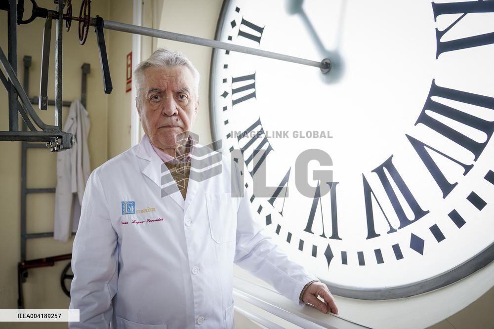 Puerta del Sol Clock Dismantled After 30 Years - Madrid