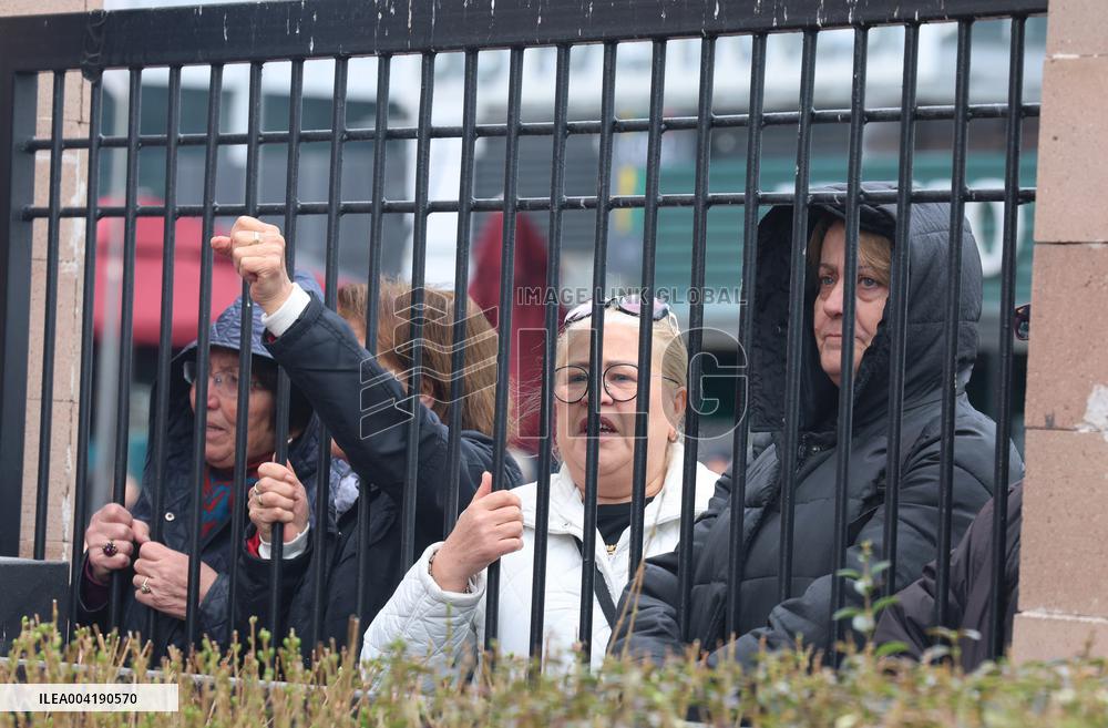 Supporters gathering in front of CHP headquarters - Ankara