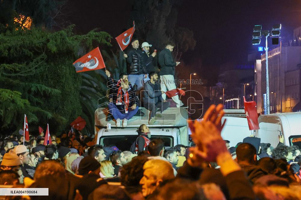 Thousands at Sarachane to protest Mayor Imamoglu s detention - Istanbul