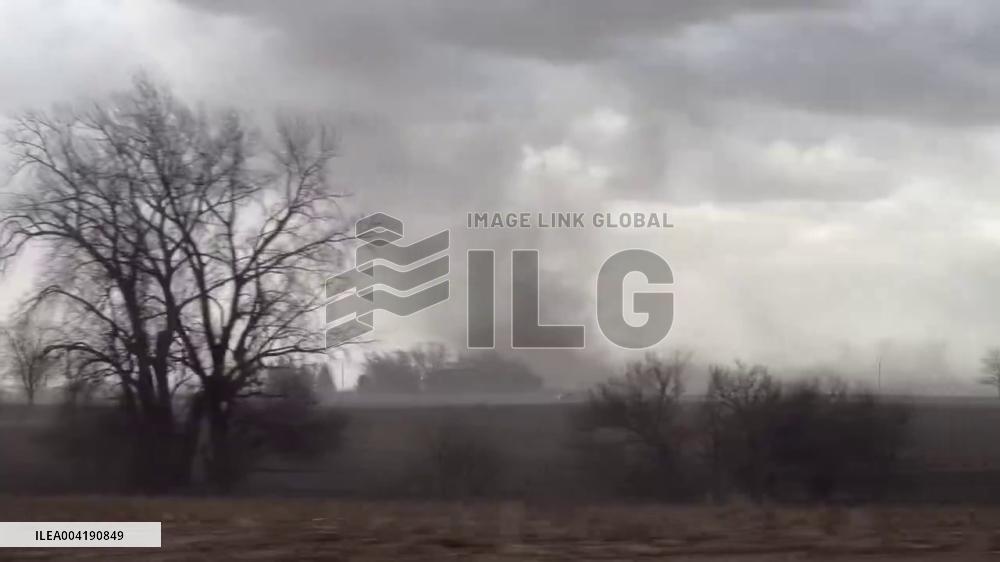 US: Gustnado Spotted in Hudson, Illinois Amid Tornado-Warned Storm