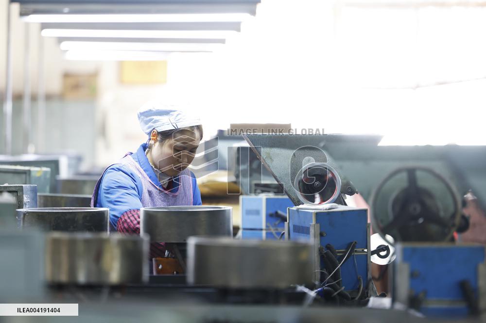 Poplar Pencil Production in Suqian