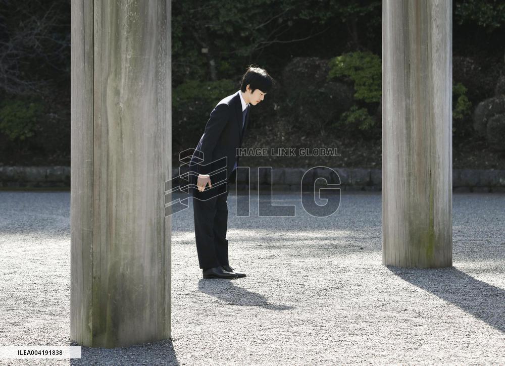 Prince Hisahito visits imperial graveyard