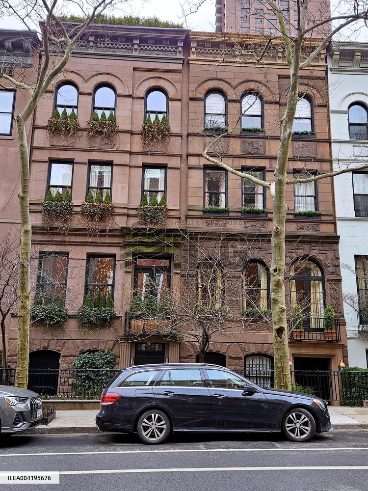 Preparing Carolina Herrera Husband Reinaldo Herrera Funeral Memorial - NYC