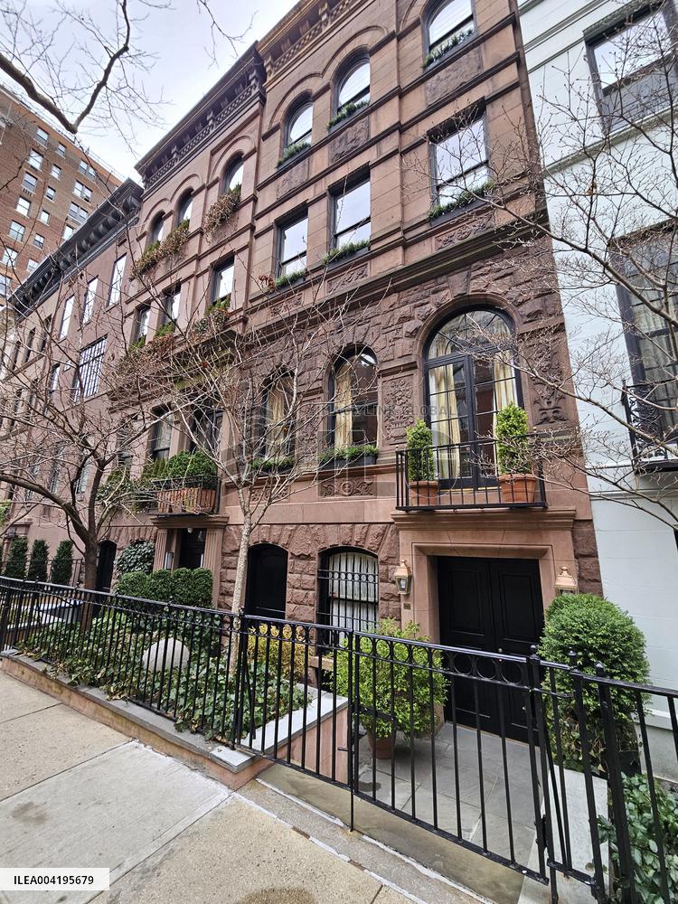 Preparing Carolina Herrera Husband Reinaldo Herrera Funeral Memorial - NYC