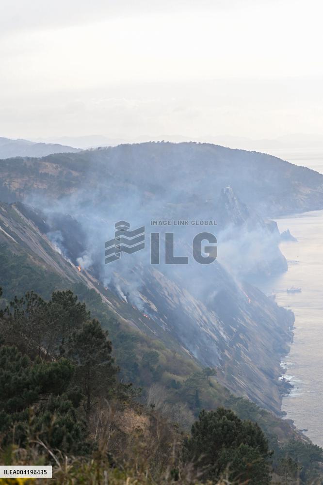 Jaizkibel Fire Burns 30 Hectares - Spain