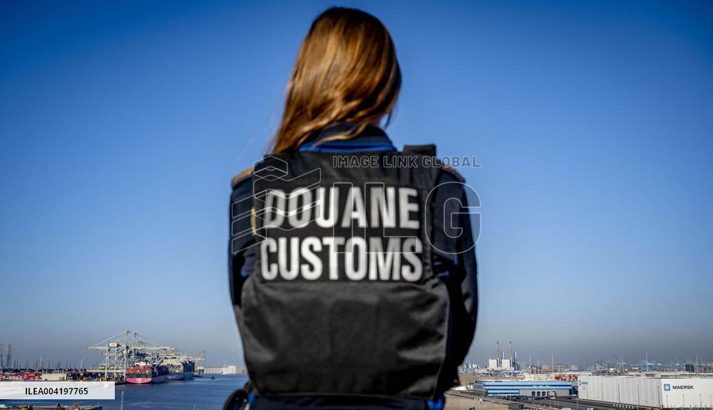 Customs Officer Illustration - Rotterdam