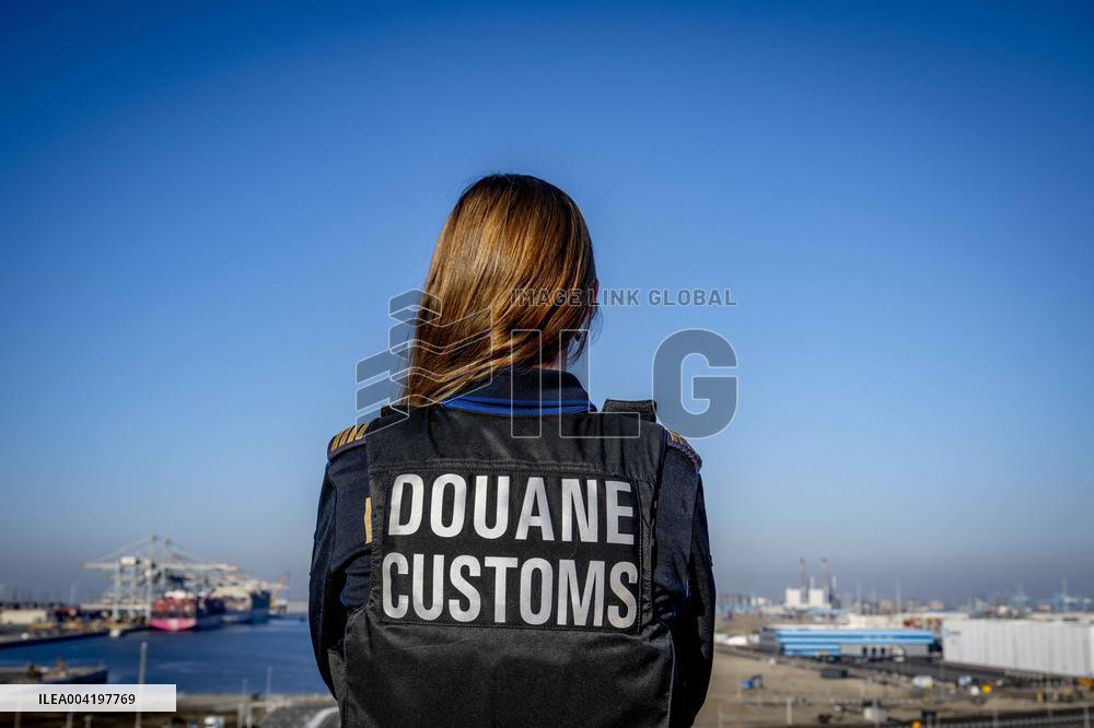 Customs Officer Illustration - Rotterdam