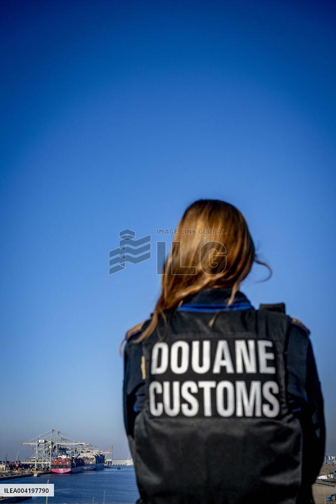 Customs Officer Illustration - Rotterdam