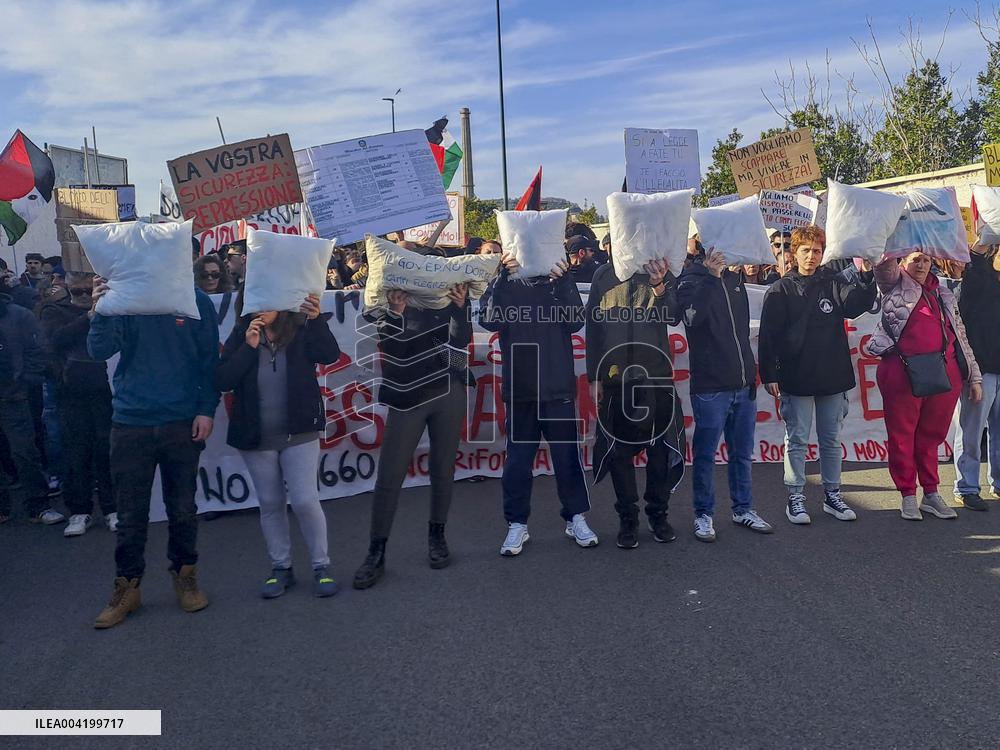 Clashes At The Anti-League Rally - Napoli