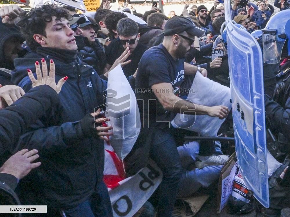 Clashes At The Anti-League Rally - Napoli